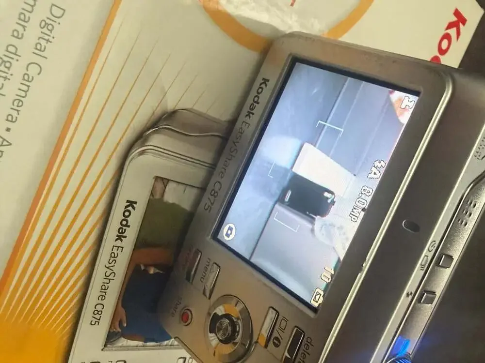 Kodak EasyShare C875 8.0MP Digital Camera Bundle with Box and Case